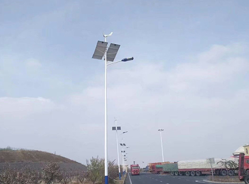 南京歐陸電氣風(fēng)光互補(bǔ)照明系統(tǒng)，設(shè)備配置功率300W