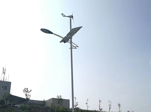 南京歐陸300W風(fēng)光互補(bǔ)發(fā)電機(jī)為四川郫都縣鄉(xiāng)村道路點(diǎn)燃光亮